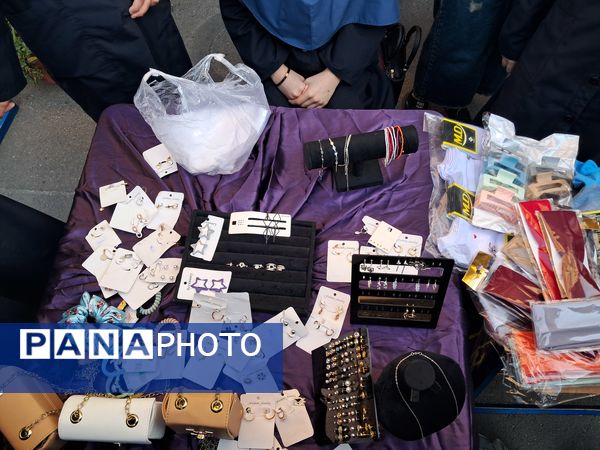 بازارچه دست‌ساخته‌های دانش‌آموزی در دبیرستان بهار آزادی قائمشهر