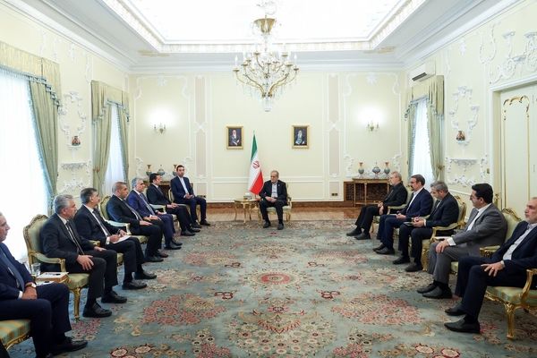 پزشکیان: تسریع در اتصال شبکه ریلی ایران و عراق، پیوندهای اقتصادی منطقه را تحکیم می‌کند