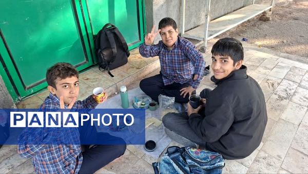 حال و هوای دانش‌آموزان دبیرستان شهید صدر کهک در یک صبح پاییزی