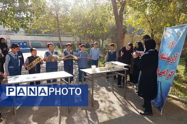 برگزاری مسابقات روز آزمایشگاه در پژوهش سرای بصیرت یک ناحیه دو شهرری 