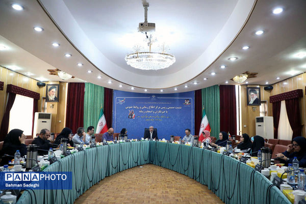 نشست صمیمی رئیس مرکز اطلاع رسانی و روابط عمومی وزارت آموزش و پرورش با خبرنگاران و اصحاب رسانه
