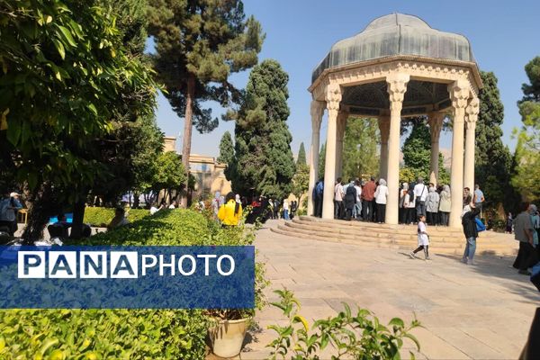 روز بزرگداشت حافظ، شاعر پرآوازه و لسان‌الغیب