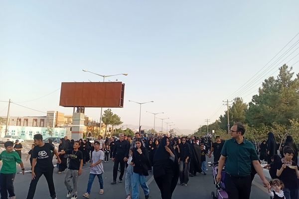 پیادروی جاماندگان اربعین در شهرستان کاشمر