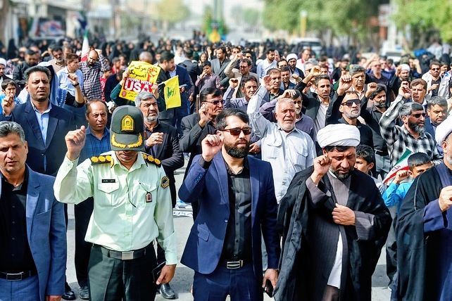 بیداری در گام‌های نوجوانان عنبرآباد؛ حضور حماسی در روز دانش‌آموز