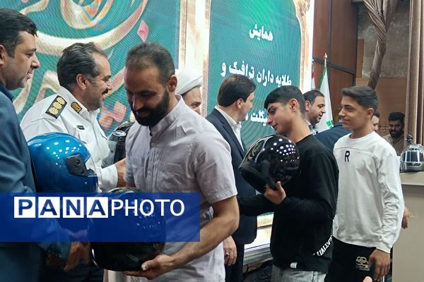 فرهنگ‌سازی با عمل؛ اهدای کلاه ایمنی رایگان در همایش طلایه‌داران ترافیک شهریار