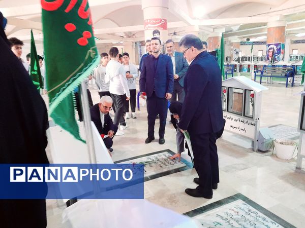 تجدید میثاق مدیرکل امور شاهد و ایثارگران وزارت آموزش و پرورش از شهدا در بوشهر