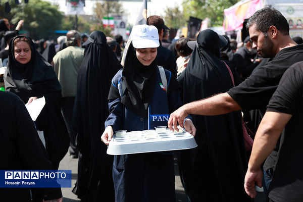 موکب «عشاق‌الحسین» سازمان دانش آموزی در راهپیمایی خانوادگی جاماندگان اربعین حسینی - تهران/ 2