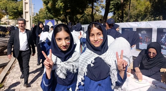 دانش‌آموز ایرانی نه‌تنها درس می‌خواند، بلکه درس ایستادگی و آزادی هم می‌دهد