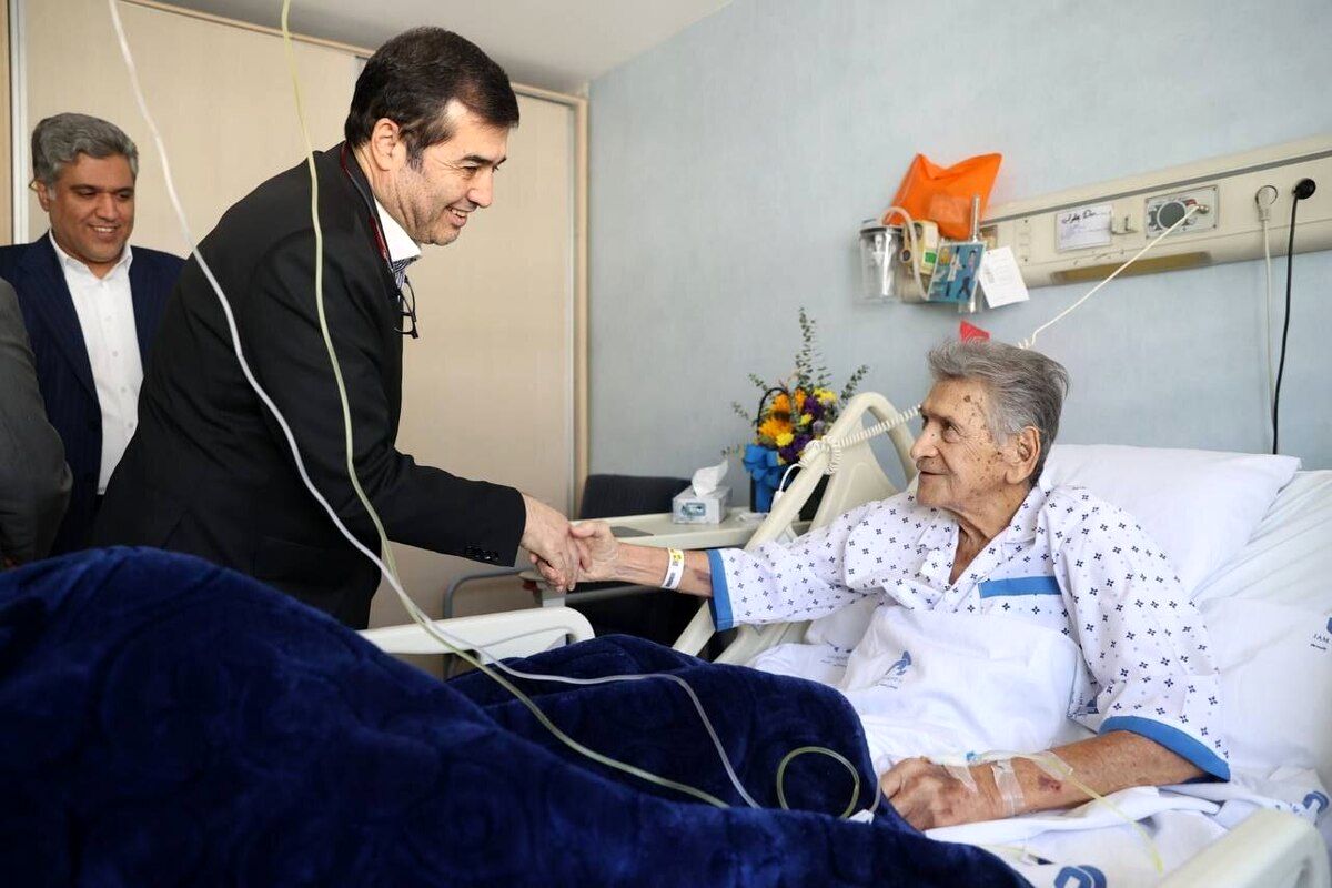 عیادت وزیر ورزش از مدافع با سابقه فوتبال ایران