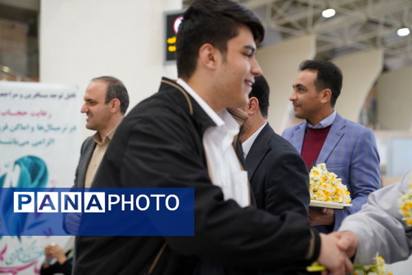 بازگشت دانش‌آموزان اعزامی به سفر عمره مفرده و استقبال خانواده ها در  فرودگاه بین المللی شهید بهشتی اصفهان 