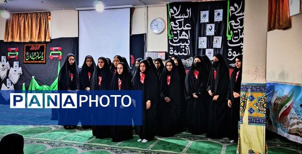 استقبال دانش‌آموزان دبیرستان شهید برقعی 2 قم از یک لاله فاطمی