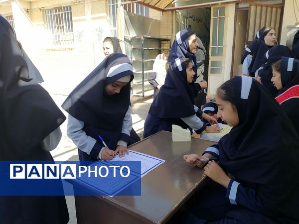 مراسم انتخابات شورای دانش آموزی در دبیرستان ناهید نخودی 