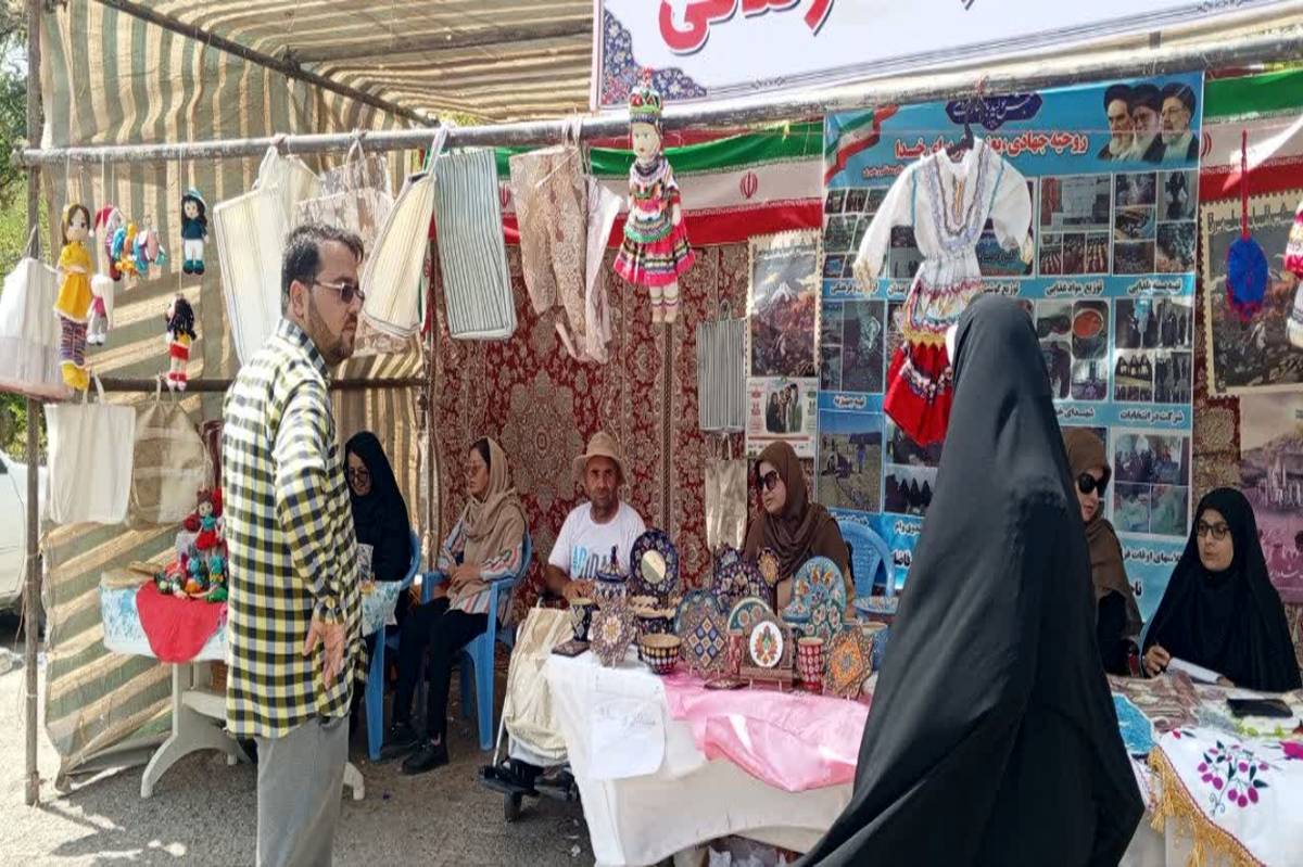 غرفه هنری دختران و مادران فاروجی در پارک وحدت 