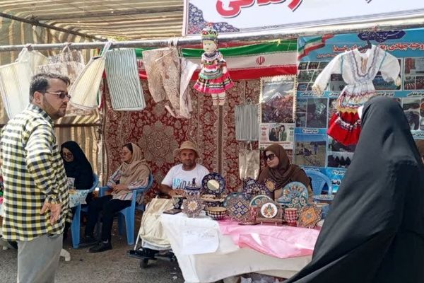 غرفه هنری دختران و مادران فاروجی در پارک وحدت 