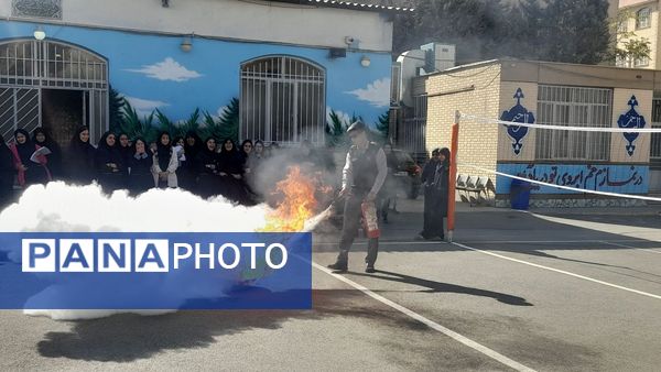 آموزش اطفای حریق در دبیرستان نمونه دولتی آینده‌سازان ناحیه ۴ کرج