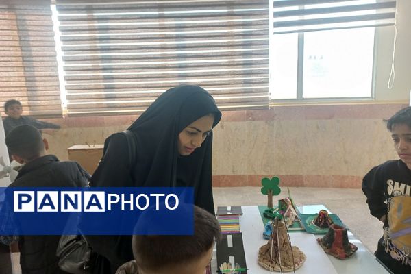 برپایی نمایشگاه دست‌سازه‌های دانش‌آموزی در دبستان آیت الله مشکینی پیشوا با حضور مدیر پژوهشسرا