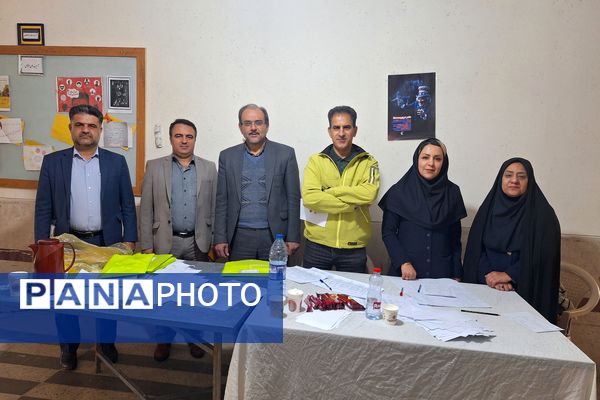 تصاویری زیبا از تمرکز دانش‌آموزان دختر در المپیاد رویش ناحیه۳ شیراز 