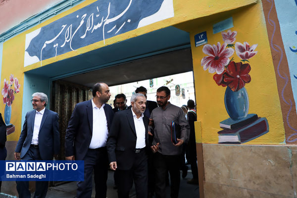 اقامه اذان و نماز با شعار «مِهر با مُهر» با حضور وزیر آموزش و پرورش