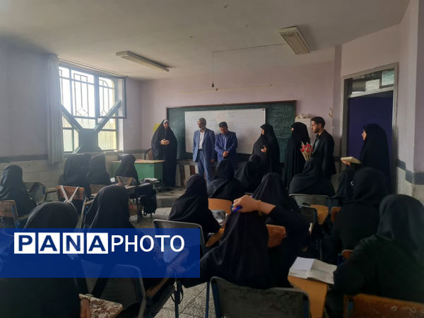 تقدیر مدیر آموزش و پرورش ناحیه 2 قم از معلمان دبیرستان سید احمد فاتحی یک 
