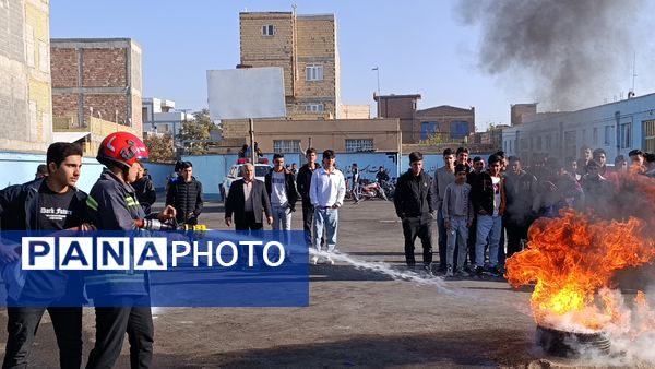 دانش‌آموزان ملکان در خط مقدم ایمنی؛ اجرای مانور پدافند غیرعامل در مدرسه امام حسین(ع)