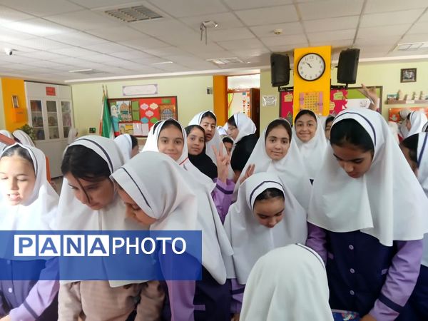 انگشت‌های رنگین دختران دبستان اندیشه روی برگه‌های رأی انتخابات شورای دانش‌آموزی