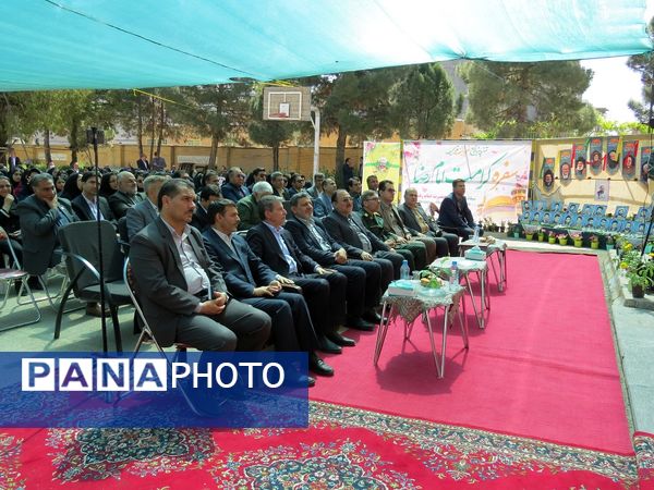 نواختن زنگ سپاس معلم در هنرستان محمودیه بجنورد