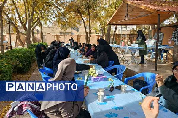 محفل صمیمی کارکنان اداری ناحیه ۴ شیراز به مناسبت روز زن