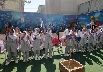 زنگ مهر در الیگودرز به صدا درآمد؛ شور و شوق دانش اموزان در آغاز سال تحصیلی جدید
