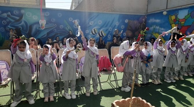 زنگ مهر در الیگودرز به صدا درآمد؛ شور و شوق دانش اموزان در آغاز سال تحصیلی جدید