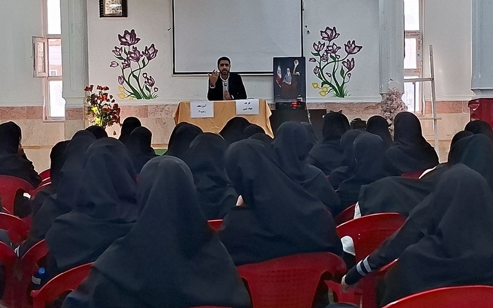 جلسه ارتقای سطح آگاهی دانش‌آموزان در حوزه جهاد تبیین در دبیرستان زینبیه ۲ شهریار