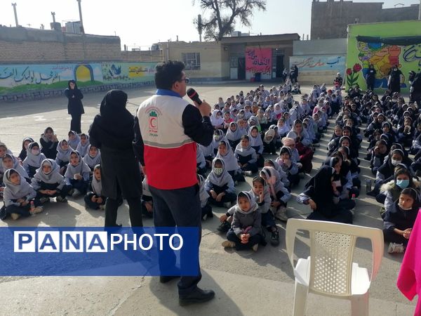  آموزش نحوه پناهگیری وآمادگی برای  مانور زلزله