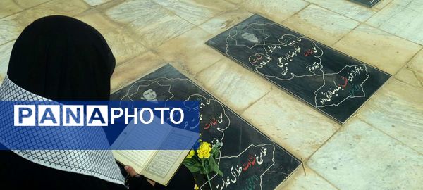 غبار روبی مزار شهدا شهرستان خلیل آباد توسط دانش آموزان بسیجی اموزشگاه مرحوم پاکدل 