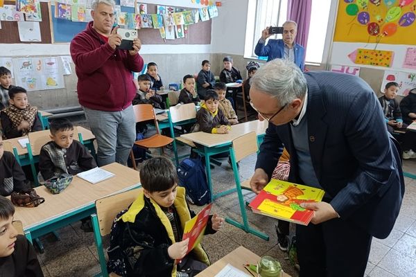 حضور سرزده مدیر کل آموزش و پرورش شهرستانهای تهران در دبستان حافظ منطقه عباس آباد ناحیه یک شهرری