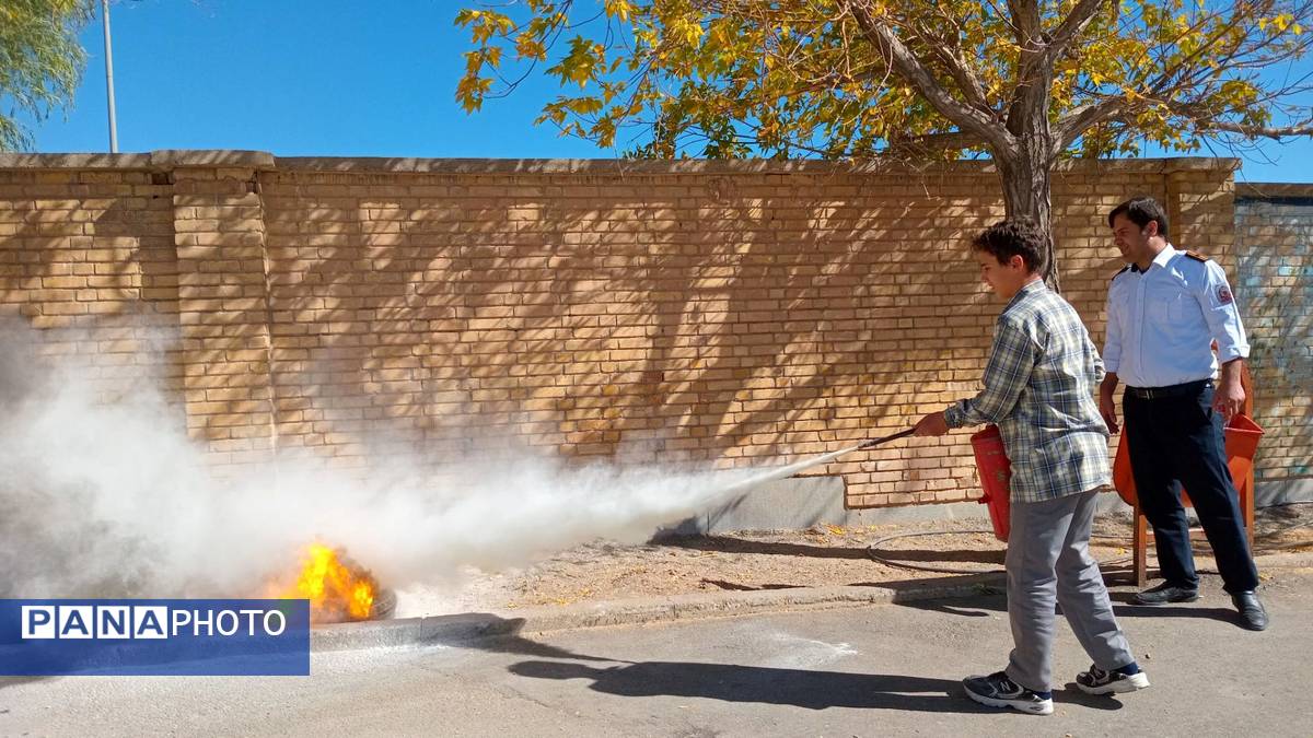رزمایش پدافند غیر عامـل در دبیرستان نمونه دولتی شهید حاج قاسم سلیمانی شهرستان بن