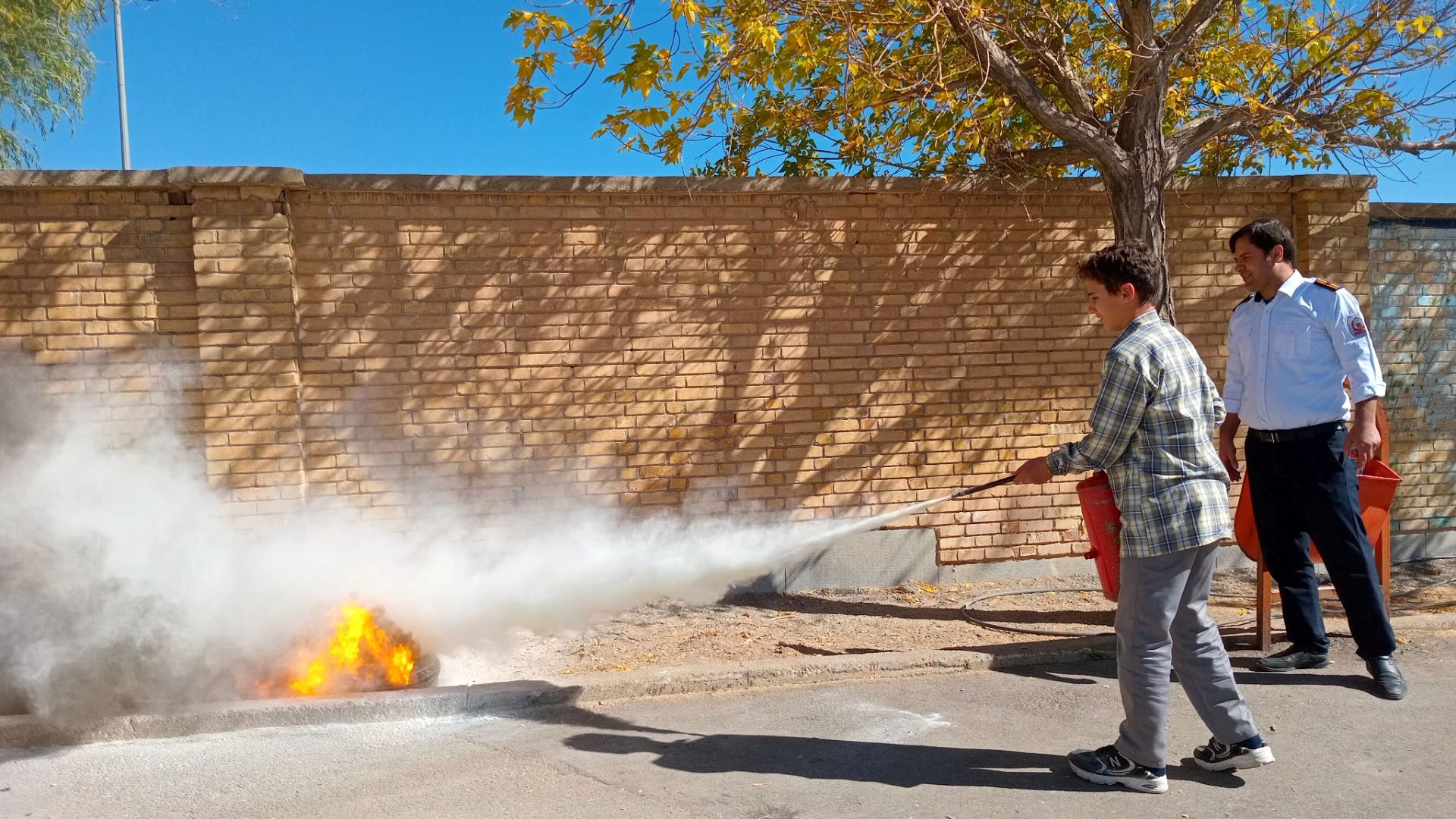 رزمایش پدافند غیر عامـل در دبیرستان نمونه دولتی شهید حاج قاسم سلیمانی شهرستان بن 