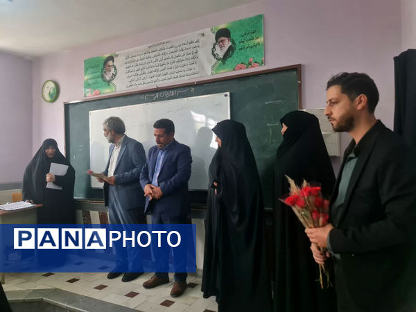 تقدیر مدیر آموزش و پرورش ناحیه 2 قم از معلمان دبیرستان سید احمد فاتحی یک 