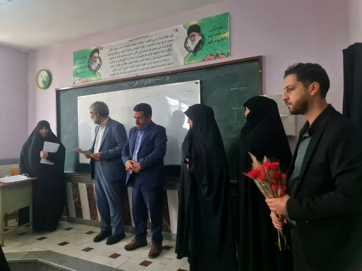 تقدیر مدیر آموزش و پرورش ناحیه 2 قم از معلمان دبیرستان سید احمد فاتحی یک 