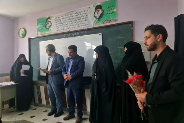 تقدیر مدیر آموزش و پرورش ناحیه 2 قم از معلمان دبیرستان سید احمد فاتحی یک 