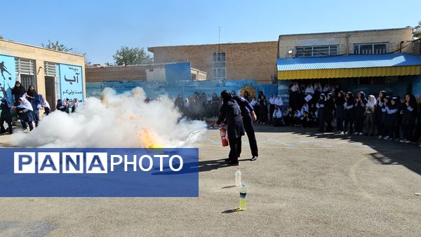 بزرگداشت روز آتش‌نشان در مدرسه شهید خاقانی شهرستان شیروان
