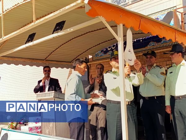 تقدیر مدیر دبیرستان رئیس زاده از پرسنل نیروی انتظامی خلیل آباد