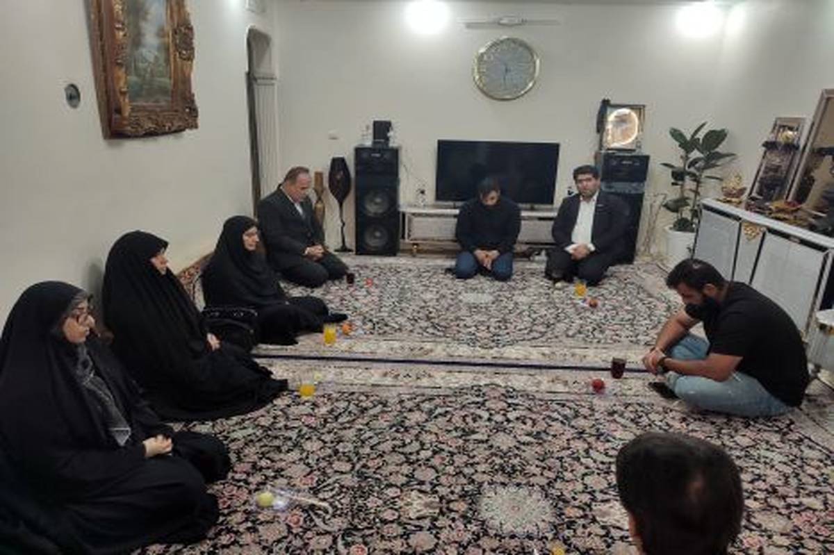 دیدار معاون آموزش ابتدایی وزارت آموزش‌وپرورش با خانواده شهید حسین کریمی
