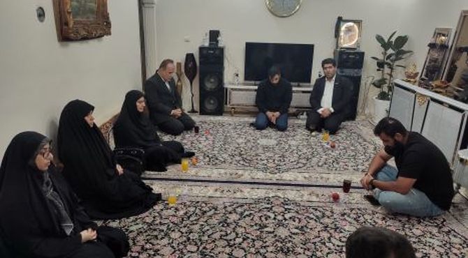 دیدار معاون آموزش ابتدایی وزارت آموزش‌وپرورش با خانواده شهید حسین کریمی