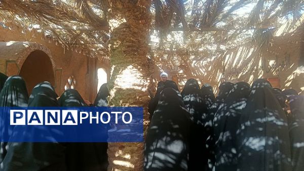 بازدید دانش‌آموزان دبیرستان علوم و معارف اسلامی صدرا از نمایشگاه حدیث غربت