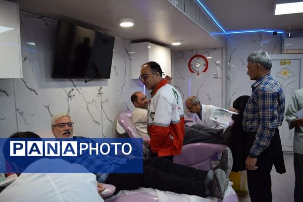 بازدید مدیر آموزش و پرورش بهاباد از پایگاه انتقال خون در بیمارستان حکیم بهابادی