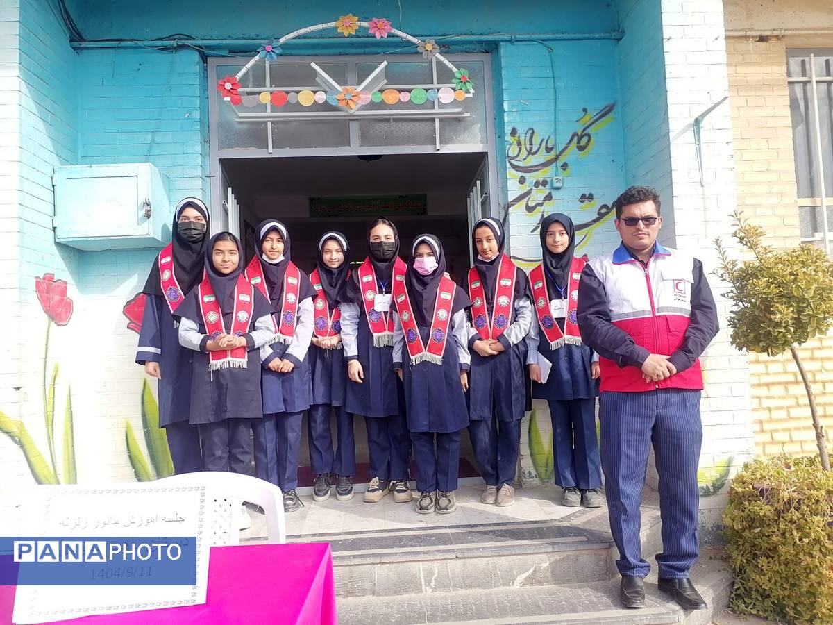  آموزش نحوه پناهگیری وآمادگی برای  مانور زلزله