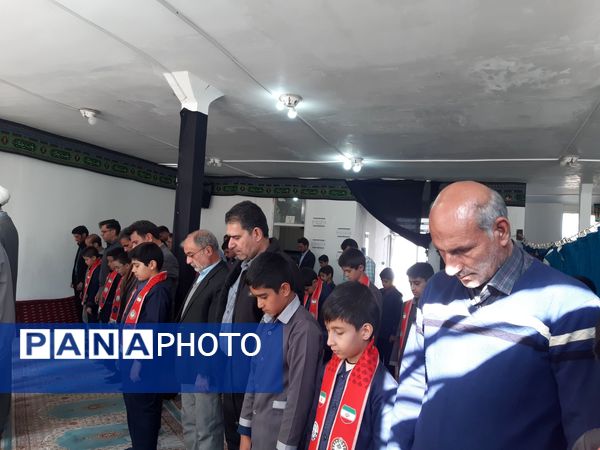 نماز پدر پسری در مدرسه دکتر توسلی