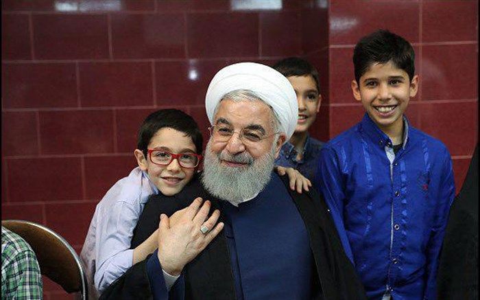 تصویری متفاوت از دیدار روحانی با مددجویان بهزیستی و کمیته امداد