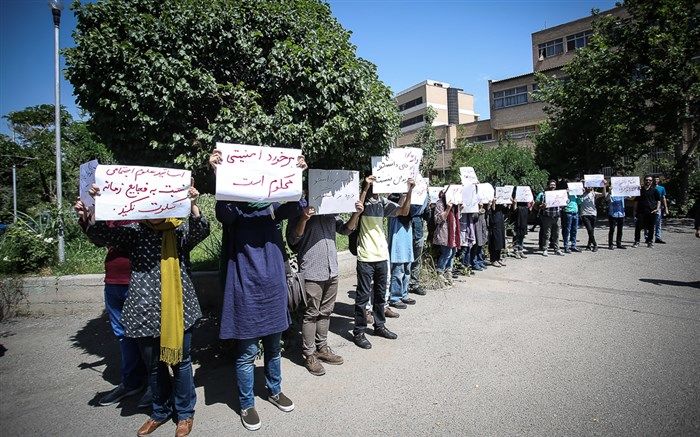 اعتراض دانشجویی در حاشیه تشییع پیکر دکتر قانعی‌راد