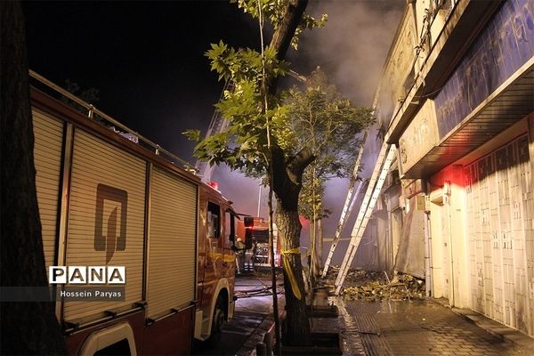 عملیات اطفاء حریق در خیابان امیرکبیر تهران