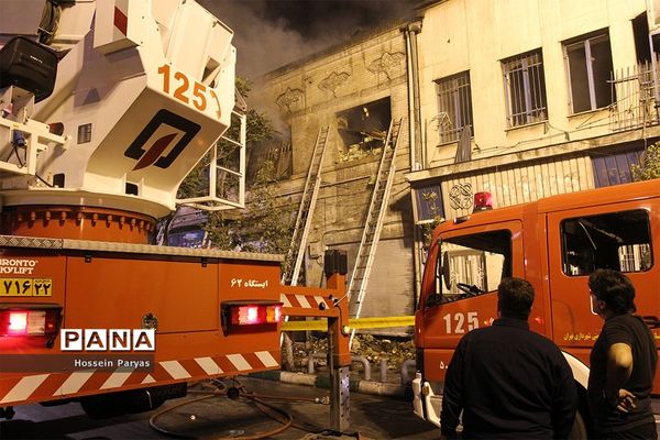 عملیات اطفاء حریق در خیابان امیرکبیر تهران